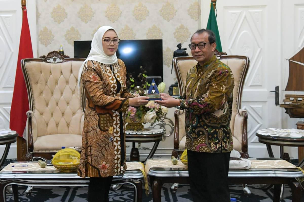 Bupati Purwakarta Anne Ratna Mustika menerima plakat WTP untuk ke tujuh kalinya dari BPK, Jumat (4/11/2022)