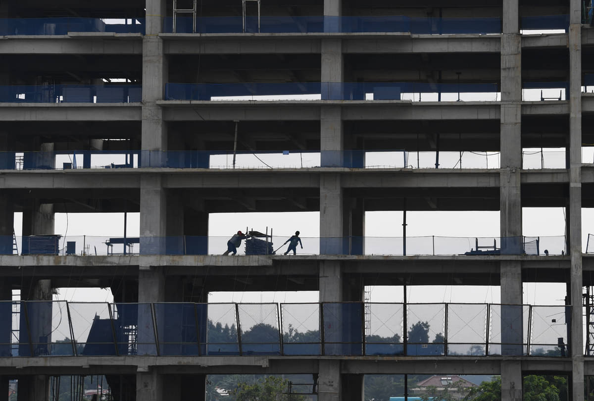 Sejumlah pekerja menyelesaikan pembangunan gedung bertingkat di Jakarta.