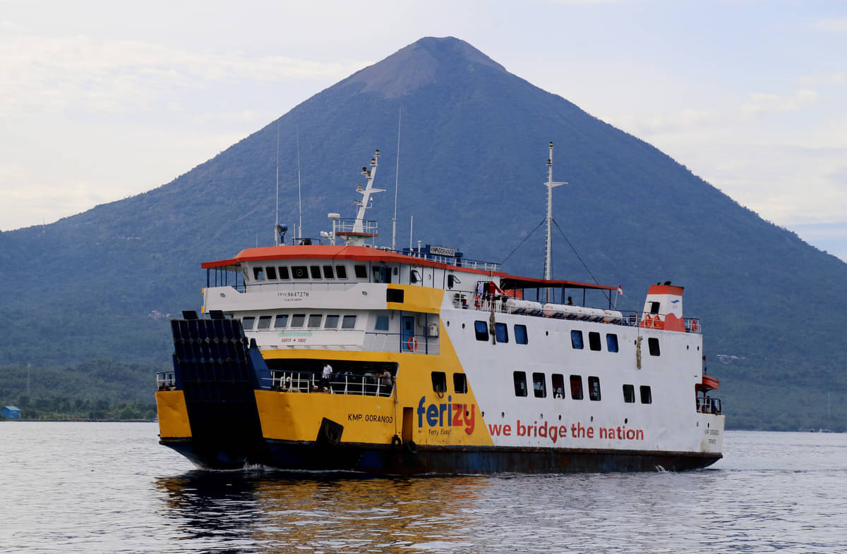  Kapal feri Gorango Ternate saat akan berlabuh di Pelabuhan Ferry Bastiong, Kota Ternate, Maluku Utara