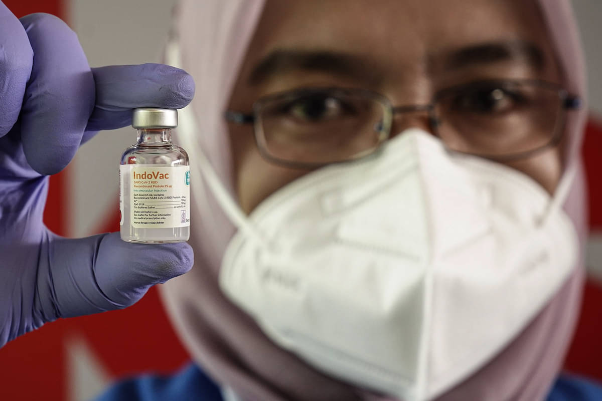 VAKSIN INDOVAC: Petugas menunjukkan vaksin covid-19 pada penyuntikan perdana vaksin IndoVac di kantor Bio Farma, Bandung (13/10/2022)