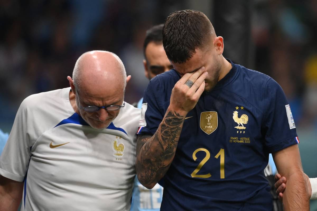 Bek timnas Prancis Lucas Hernandez bereaksi saat meninggalkan lapangan karena cedera di laga Piala Dunia 2022 melawan Australia.