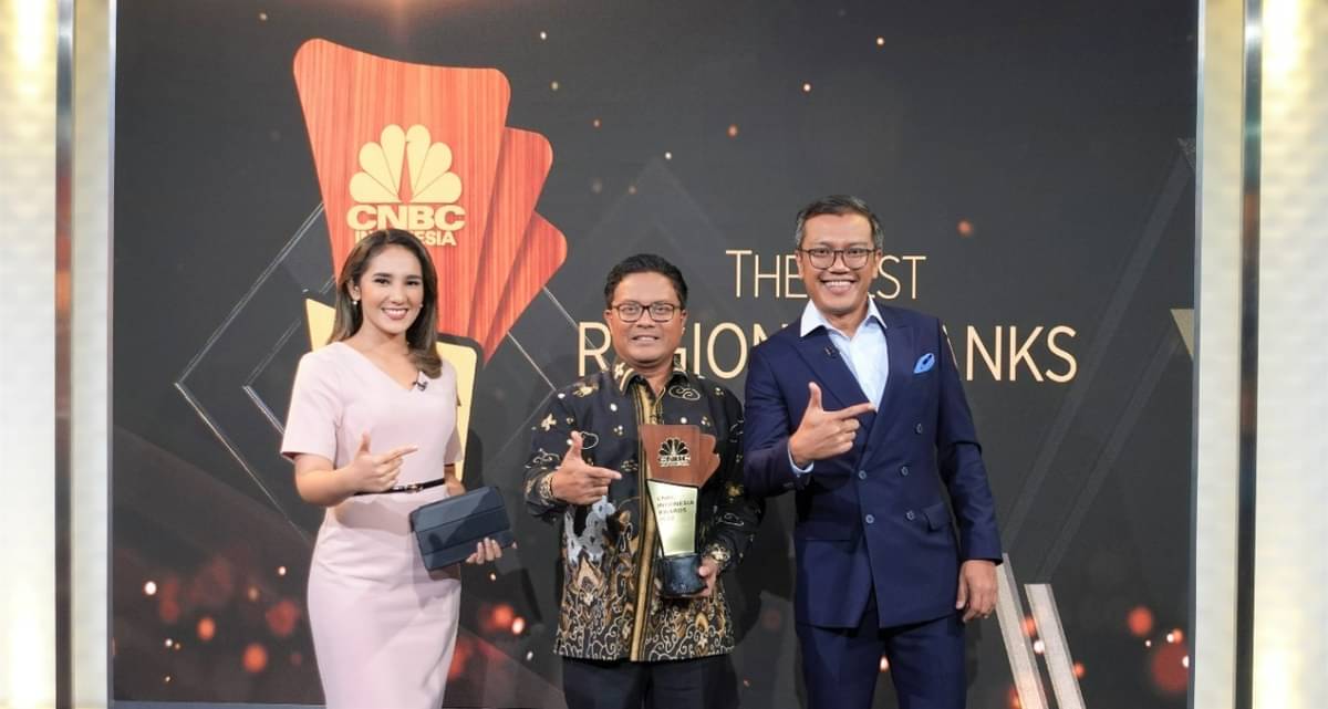 Direktur Ritel dan Syariah Bank DKI Babay Parid menerimakan penghargaan bagi Bank DKI sebagai The Strongest Big Regional Bank by Capital