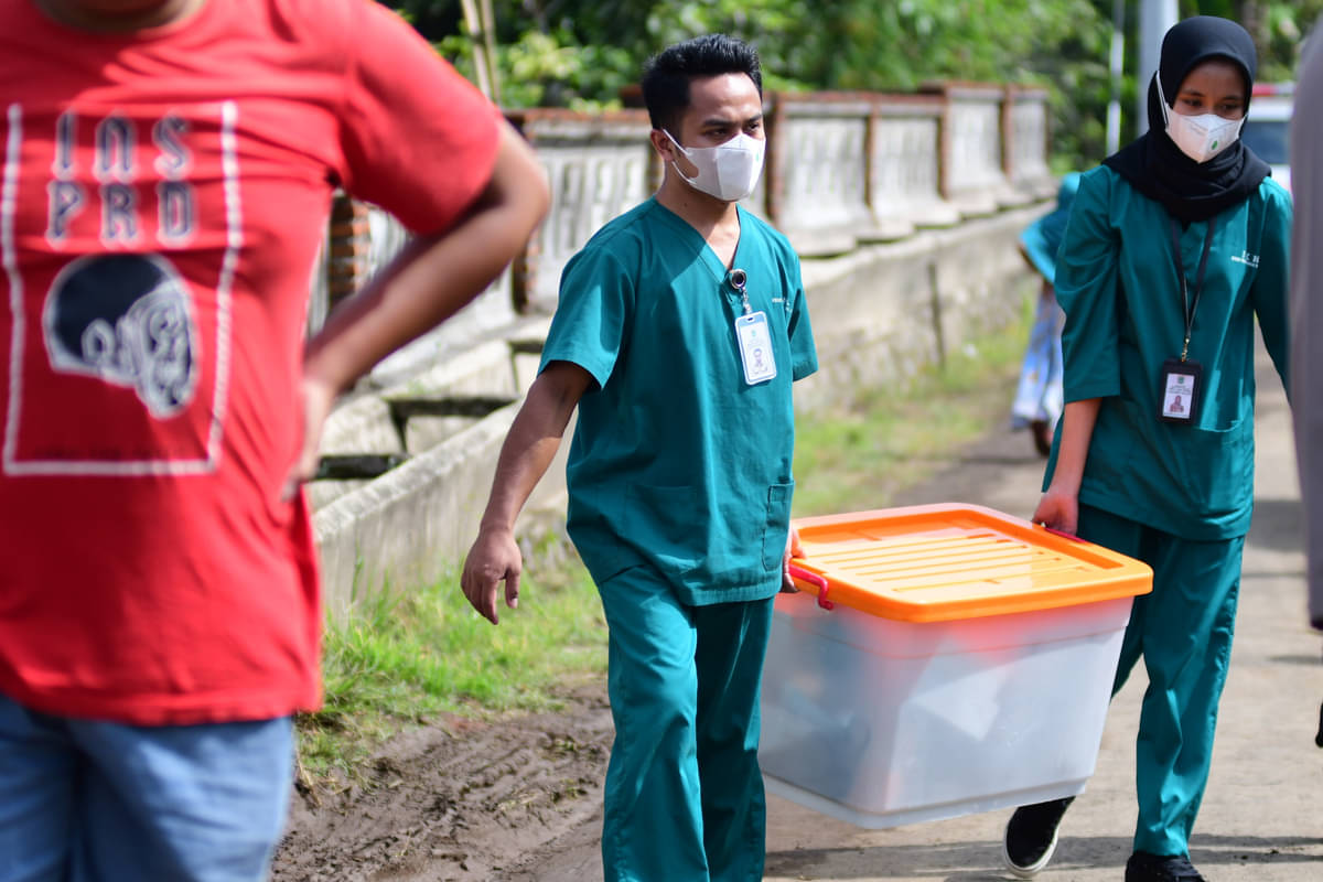Proses rkshumasi terhadap dua jenazah korban Tragedi Kanjuruhan di TPU Desa Sukolilo, Kecamatan Wajak, Malang, Jawa Timur, Sabtu (5/11).