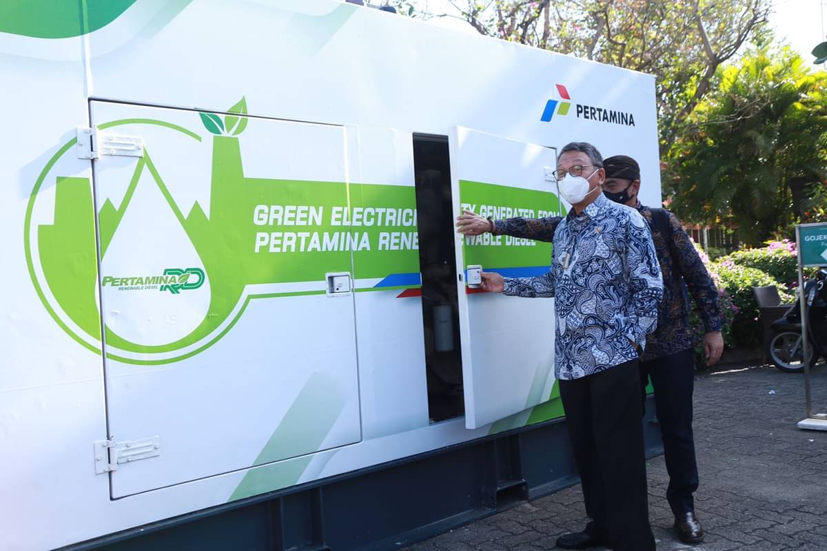 Menteri ESDM Arifin Tasrif meninjau showcase Renewable Diesel Pertamina dalam ajang ETWG-ETMM G20 di Bali.