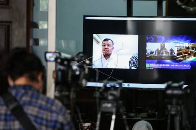 Terdakwa mantan Presiden Aksi Cepat Tanggap (ACT) Ahyudin (dalam layar)