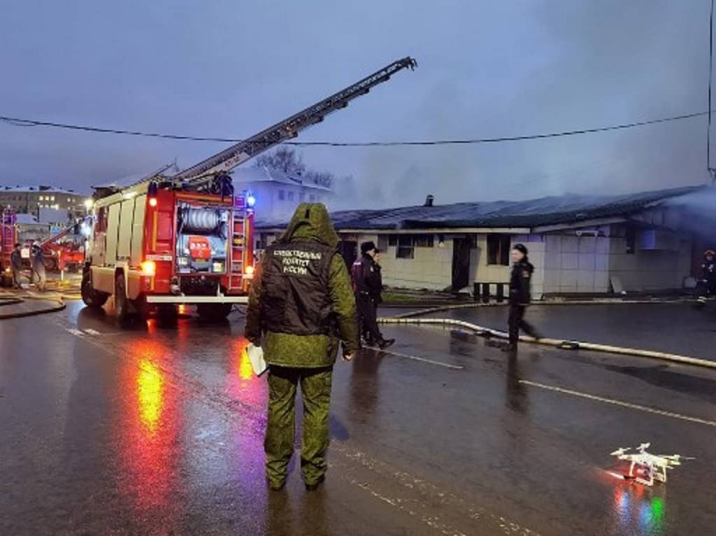 Petugas berada di lokasi kebakaran sebuah kelab malam di Kostroma, Rusia, Sabtu (5/11).