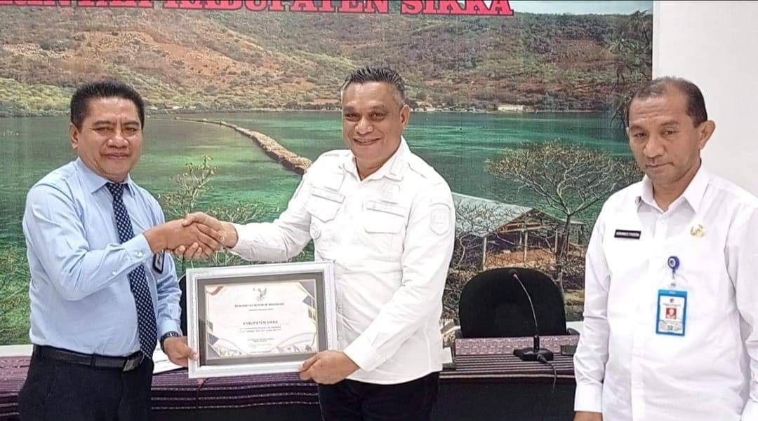 Bupati Fransiskus Roberto Diogo mendapatkan penghargaan dari Kementerian Keuangan atas pencapaian WTP secara berturut-turut