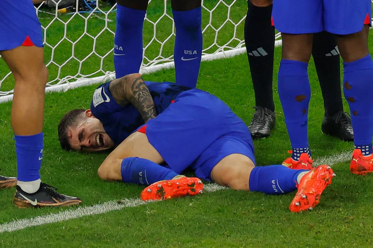 Pemain AS Christian Pulicis mengalami cedera usai mencetak gol ke gawang Iran di laga Piala Dunia 2022.