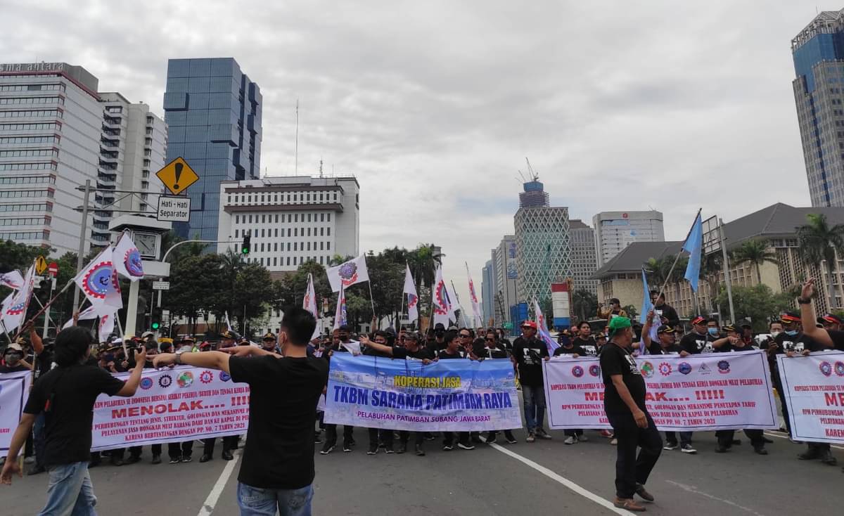 Alians Nasional Serikat Pekerja atau Serikat Buruh (SP/SB) Tenaga Kerja Bongkar Muat (TKBM) Pelabuhan berunjuk rasa di kawasan Patung Kuda, 