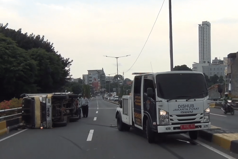 Truk Boks Bawa Mainan Terguling di Jembatan Layang Karet