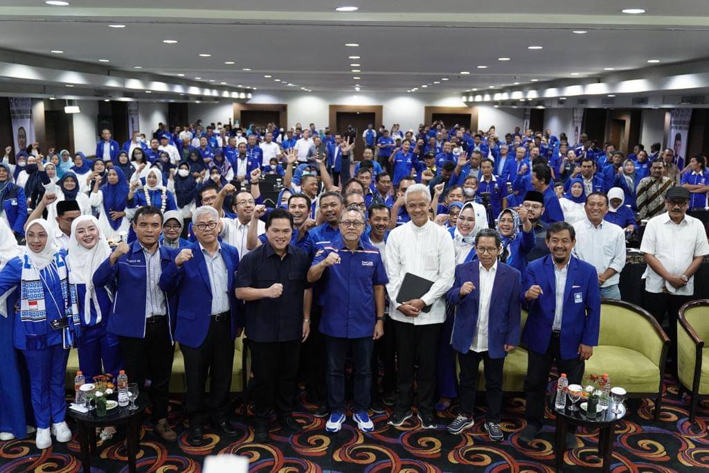 Ketua Umum PAN Zulkifli Hasan dan pengurus PAN berpose bersama Ganjar Pranowo dan Erick Thohir. 