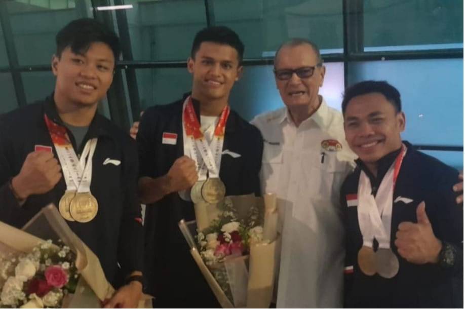 Para lifter peraih medali di Kejuaraan Dunia Angkat Besi saat diterima Sekjen PABSSI Joko Pramono di Bandara Soekarno-Hatta.