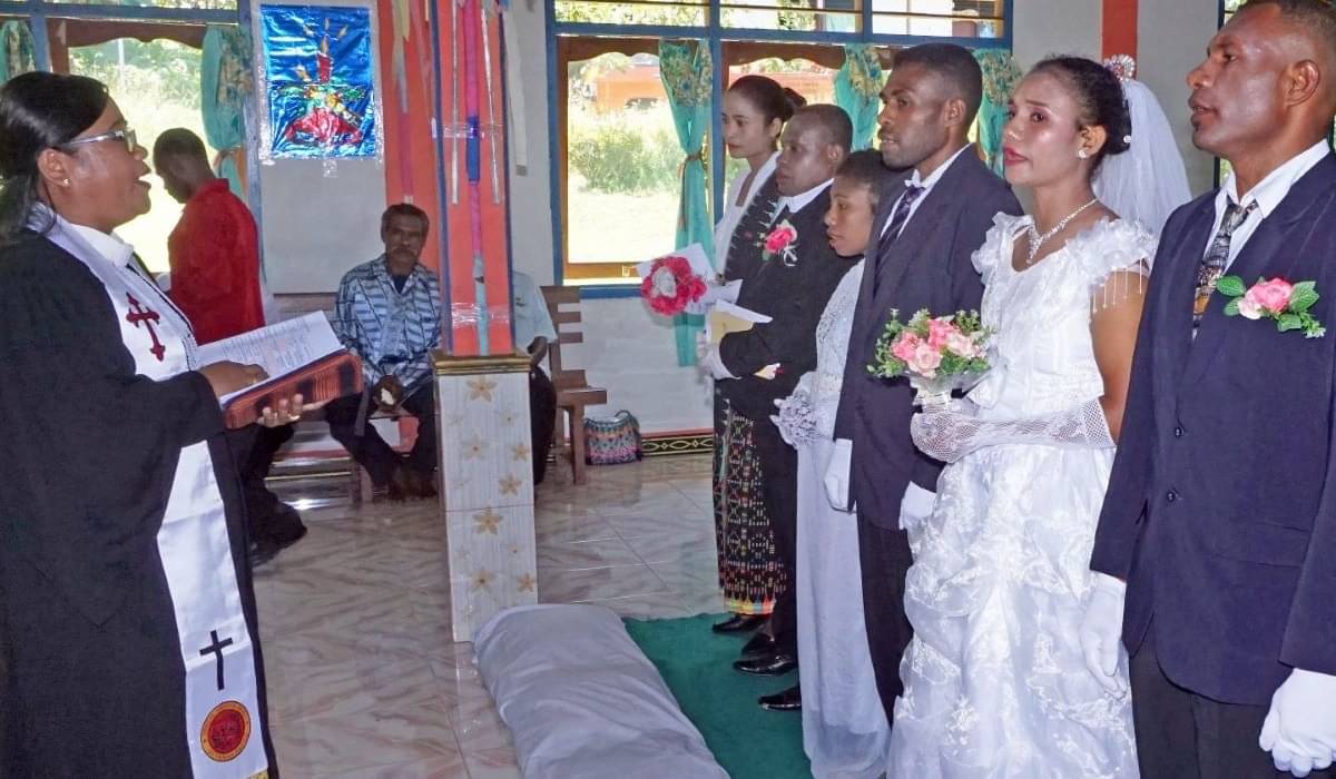 Pendeta Paulina mendoakan empat pasangan suami istri di Gereja Kristen Indonesia (GKI) Eden Tindaret, Yapen Utara, Kepulauan Yapen, Papua.