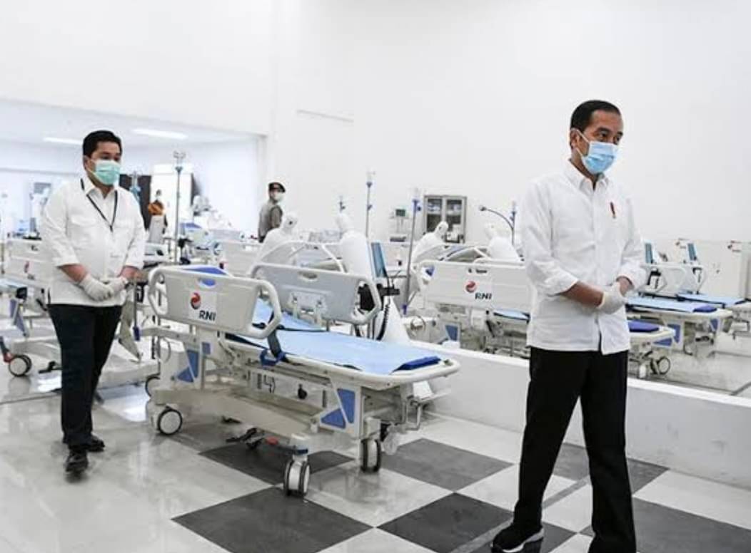 Menteri BUMN Erick Thohir (kiri) mendampingi Presiden Joko Widodo meninjau RSDC Wisma Atlet