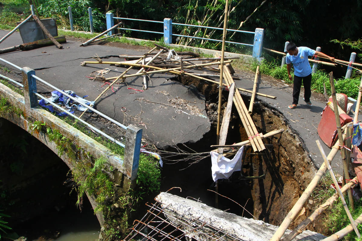 Ilustrasi jembatan rusak
