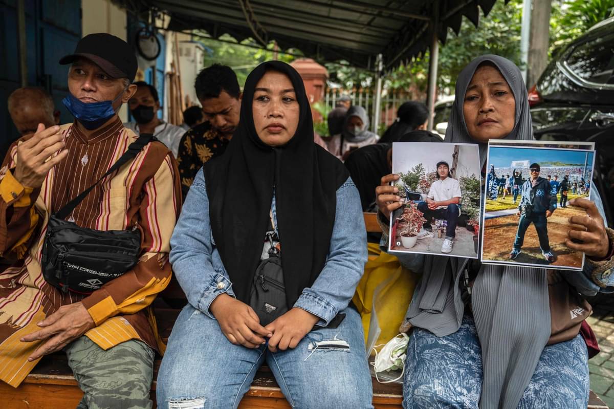 Sejumlah keluarga korban Tragedi Kanjuruhan yang ingin menyaksikan sidang perdana kasus itu di PN Surabaya, Jatim, Senin (16/1).