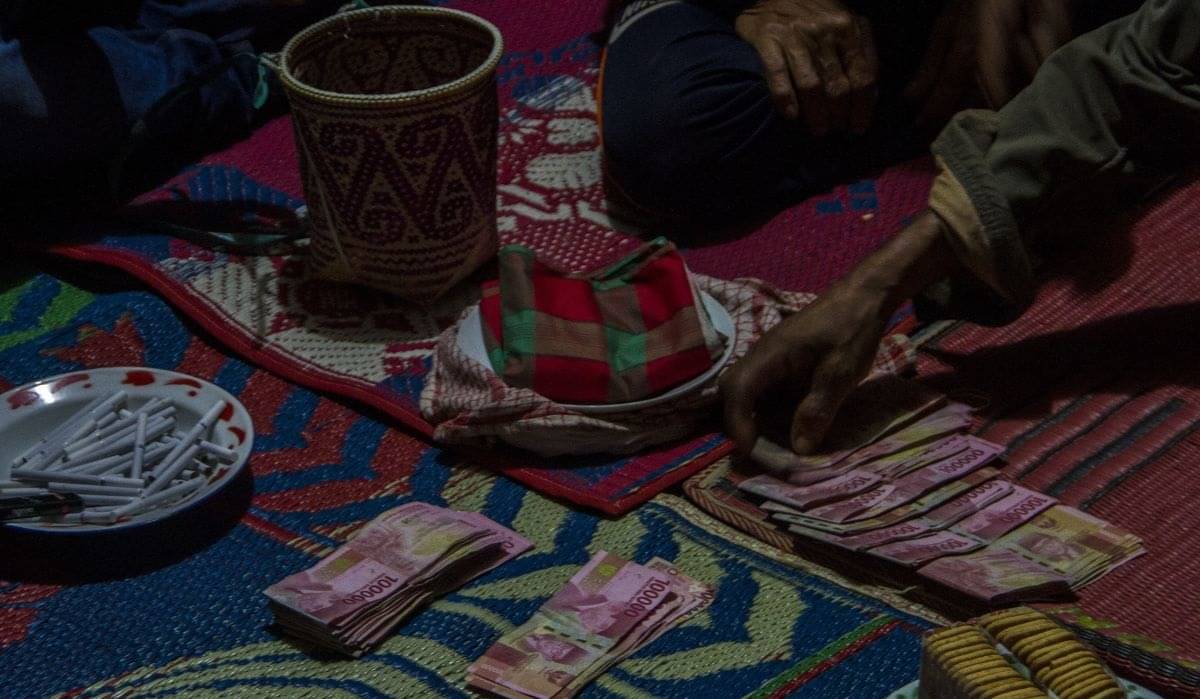 Tokoh adat dayak meratus bersama perwakilan dari pemerintahan serta keluarga kedua mempelai mengikuti prosesi Baruji (menentukan mahar).