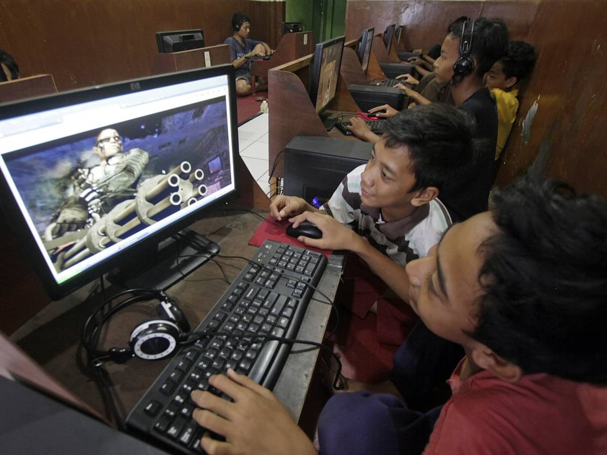 Sejumlah anak sedang bermain game online di warung internet (Warnet) di kawasan Sukmajaya, Depok, Jawa Barat, beberapa waktu lalu.