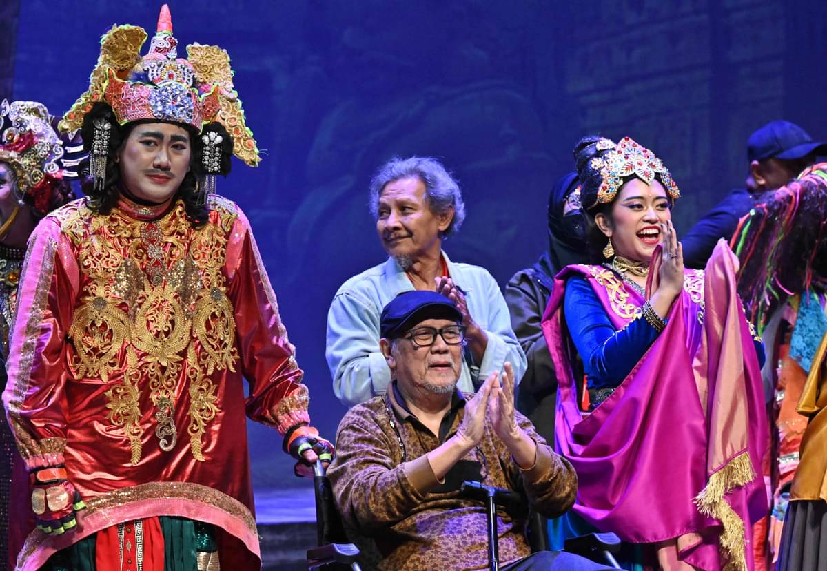 Pendiri Teater Koma Nano Riantiarno (tengah) 