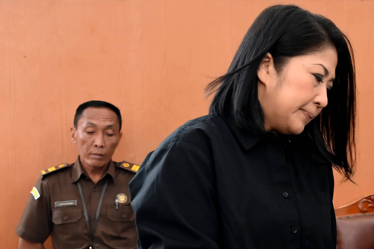 Terdakwa kasus pembunuhan berencana Brigadir Yosua Hutabarat, Putri Candrawathi (kanan) tiba untuk menjalani sidang lanjutan di PN Jaksel