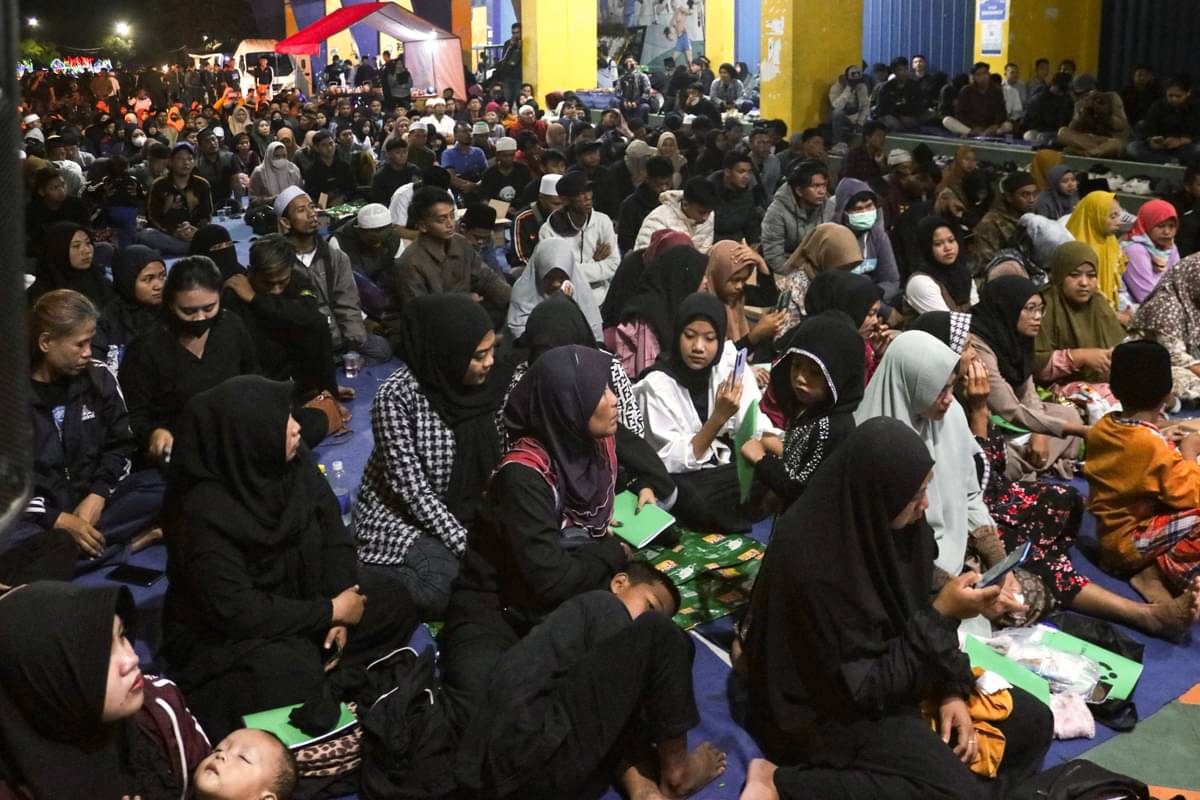 Ratusan keluarga korban Tragedi Kanjuruhan menggelar tahlilan 100 hari di Stadion Kanjuruhan, Malang, Kamis (5/1) malam.