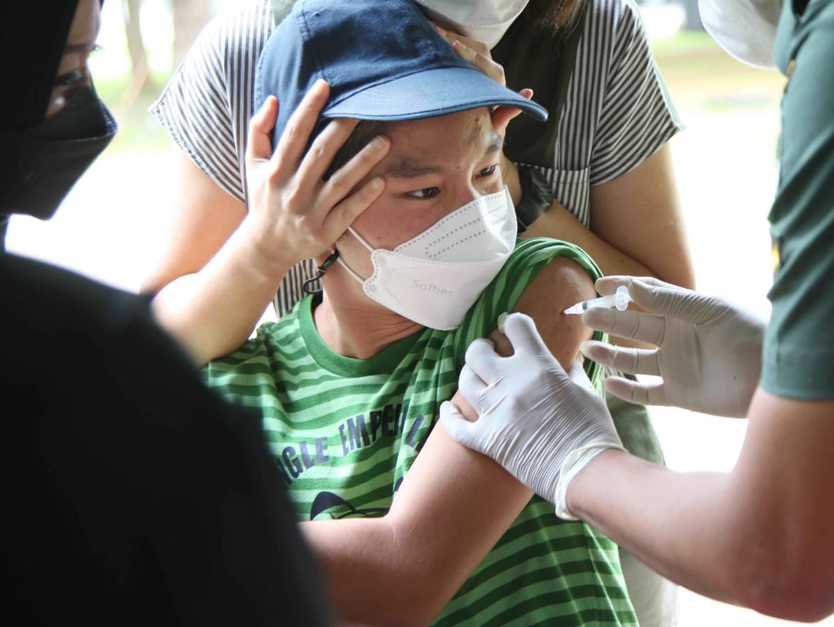 VAKSINASI BOOSTER: Petugas kesehatan dari Kodam Jaya menyuntikkan vaksin booster covid-19 di Taman Lapangan Banteng, Jakarta, Rabu (4/1/2023