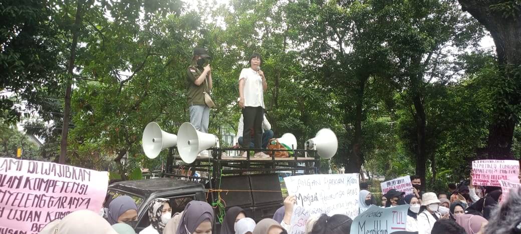 Massa Aliansi Korban UKAI Indonesia dan Aliansi Apoteker dan Asisten Apoteker Peduli Negeri (AAPN), berunjuk rasa di kawasan Istana Negara, 