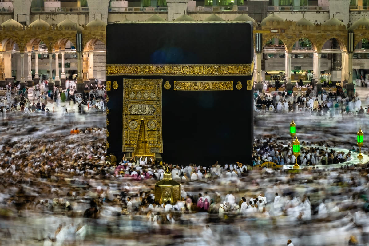Umat muslim melakukan tawaf yang merupakan bagian dari ibadah haji dan umrah.