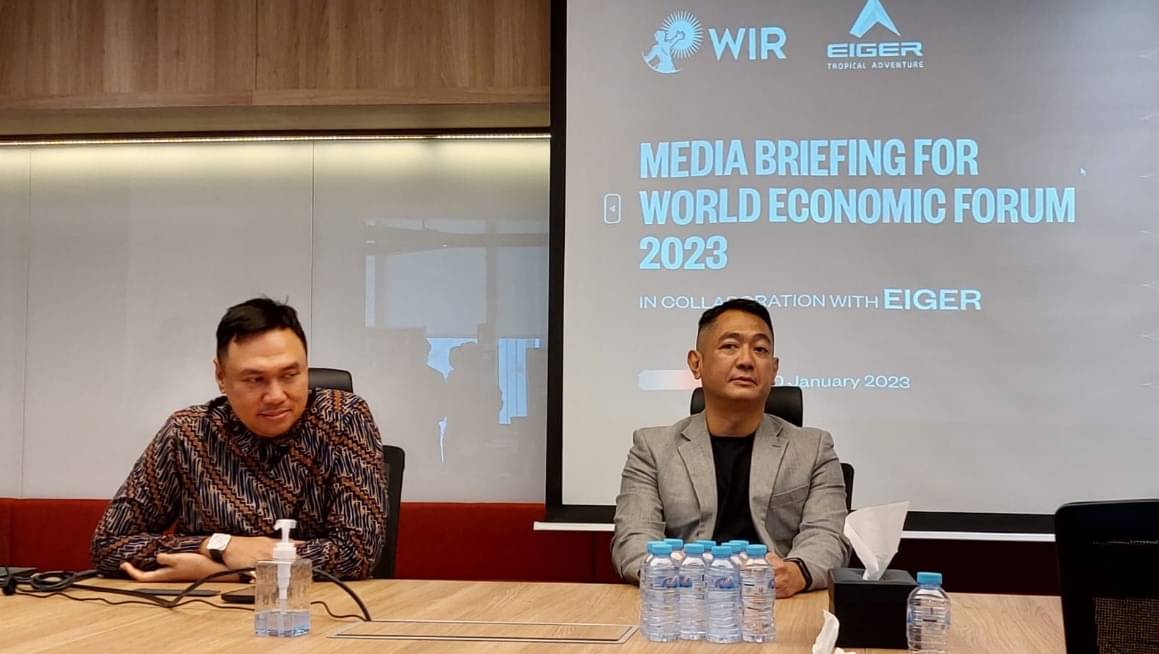 Chief Sales and Marketing WIR Group Gupta Sitorus (kiri) dan Marketing General Manager PT Eigerindo MPI Riadi Suwarno.