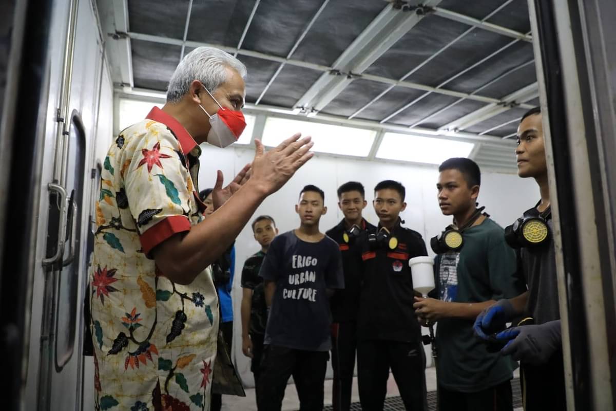 Gubernur Jateng Ganjar Pranowo berdialog dengan siswa SMK di Pati, Jawa Tengah.