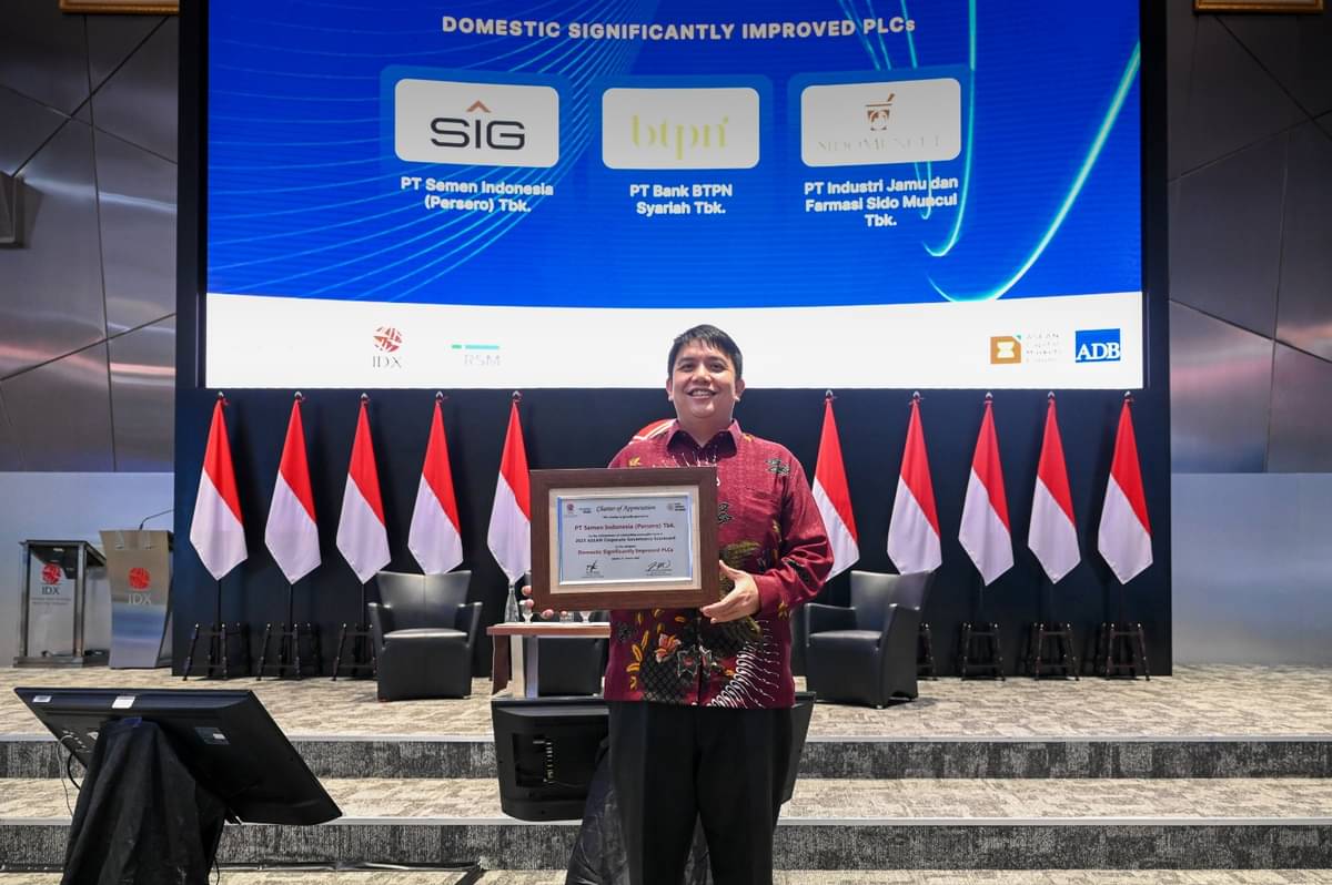 SVP of Legal, Governance & Compliance SIG, Maralda H. Kairupan membawa piagam penghargaan ASEAN Corporate Governance Scorecard 