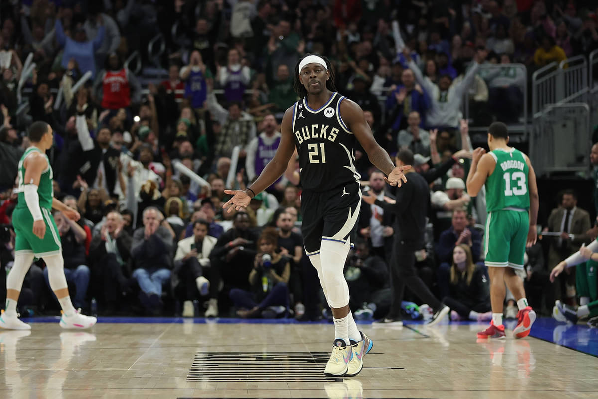 Pebasket Milwaukee Bucks Jrue Holiday melakukan selebrasi usai mencetak angka di laga NBA melawan Boston Celtics.