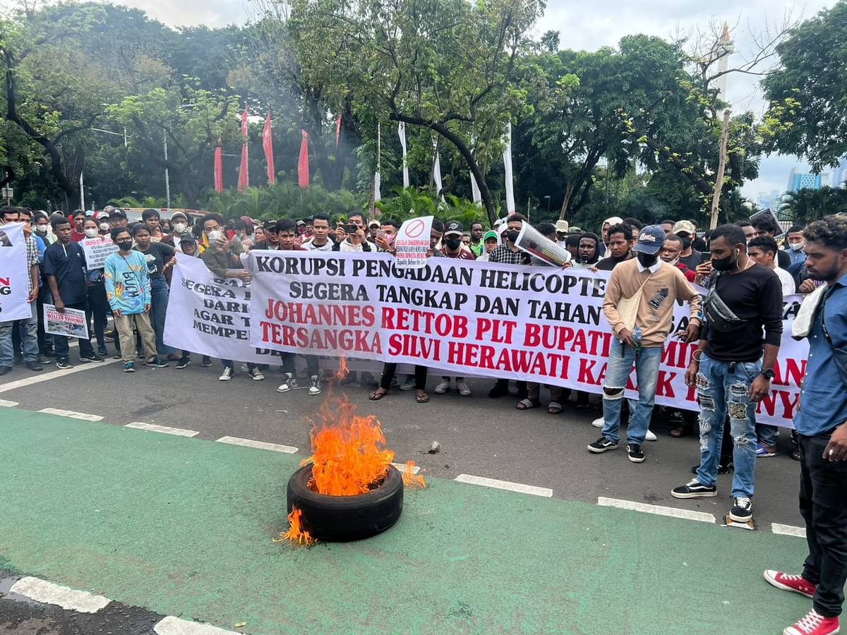 Masyarakat Papua mendatangi kantor Mendagri Tito Karnavian meminta Plt Bupati Mimika dicopot karena jadi tersangka korupsi, Kamis (23/2/2023