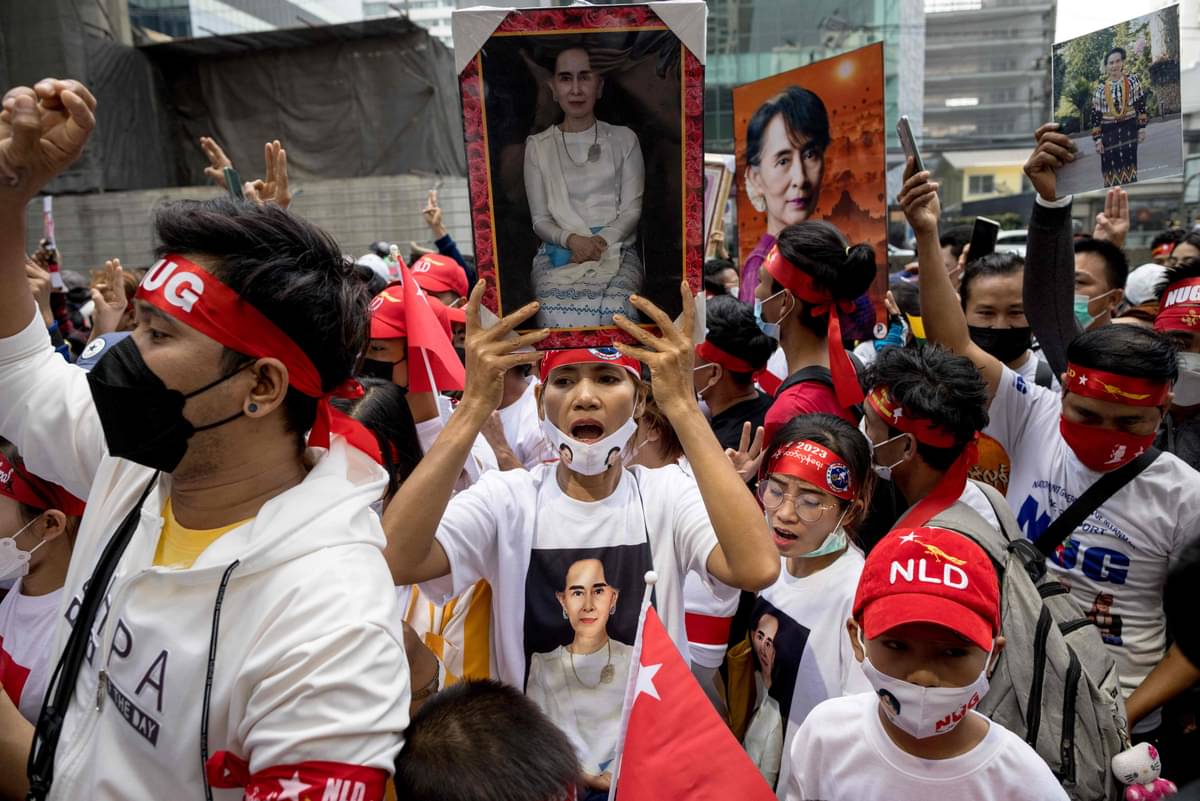 Para demonstran berunjuk rasa dengan membawa poster Aung San Suu Kyi di depan Gedung Kedubes Myanmar di Bangkok, Thailand, Rabu (1/2).  