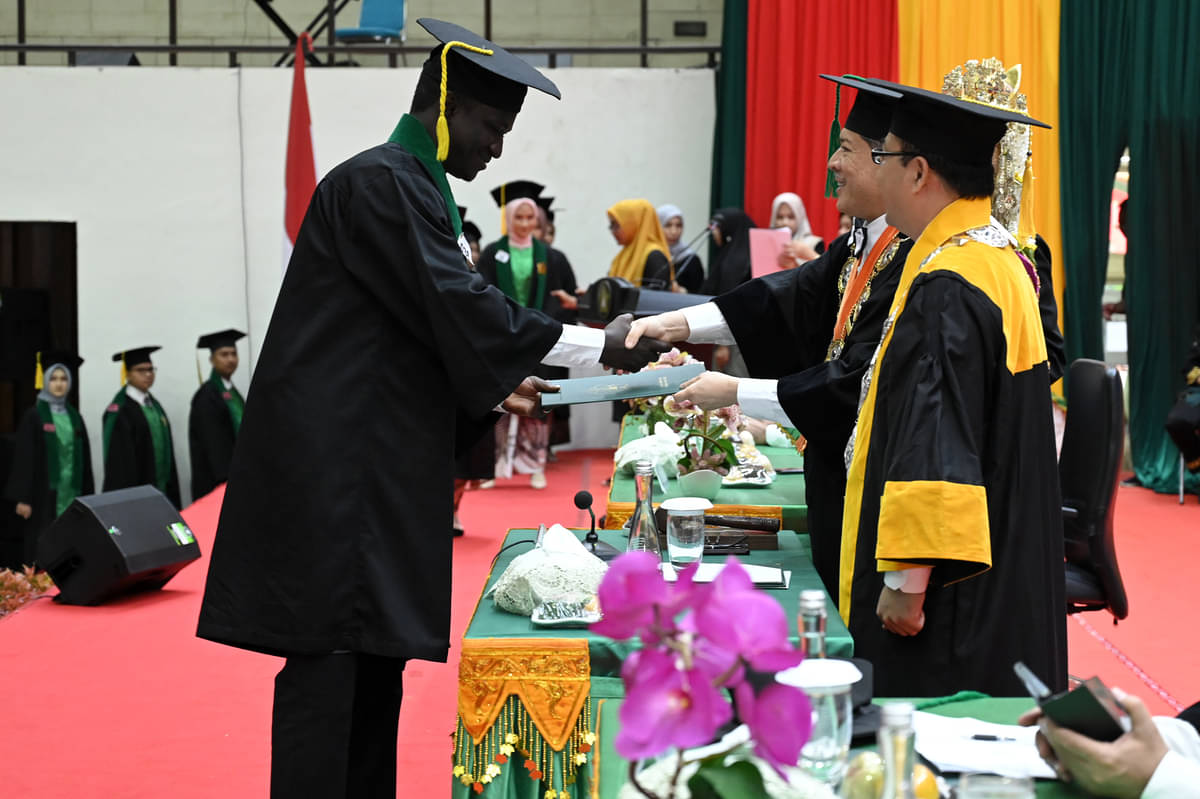 Rektor USK, Prof. Dr. Ir. Marwan, menyerahkan ijazah kepada salah seorang wisudawan Angkatan ke ke 156 di gedung AAC Dayan Dawood, Darussala