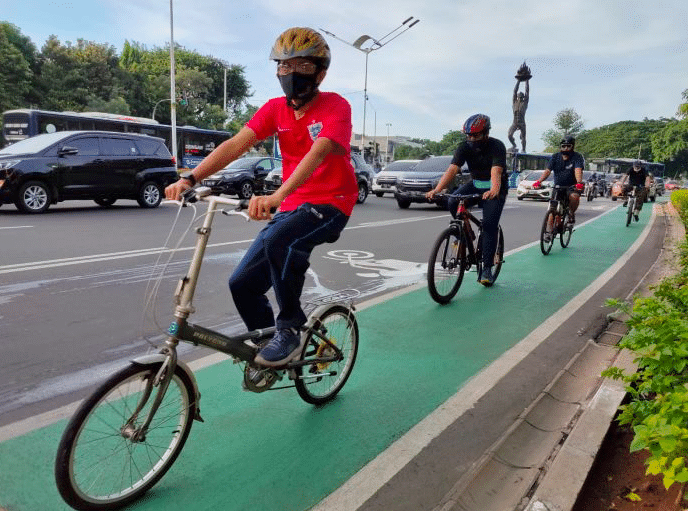 Pesepeda Terobos Jalan Tol, Diduga Warga Negara Asing