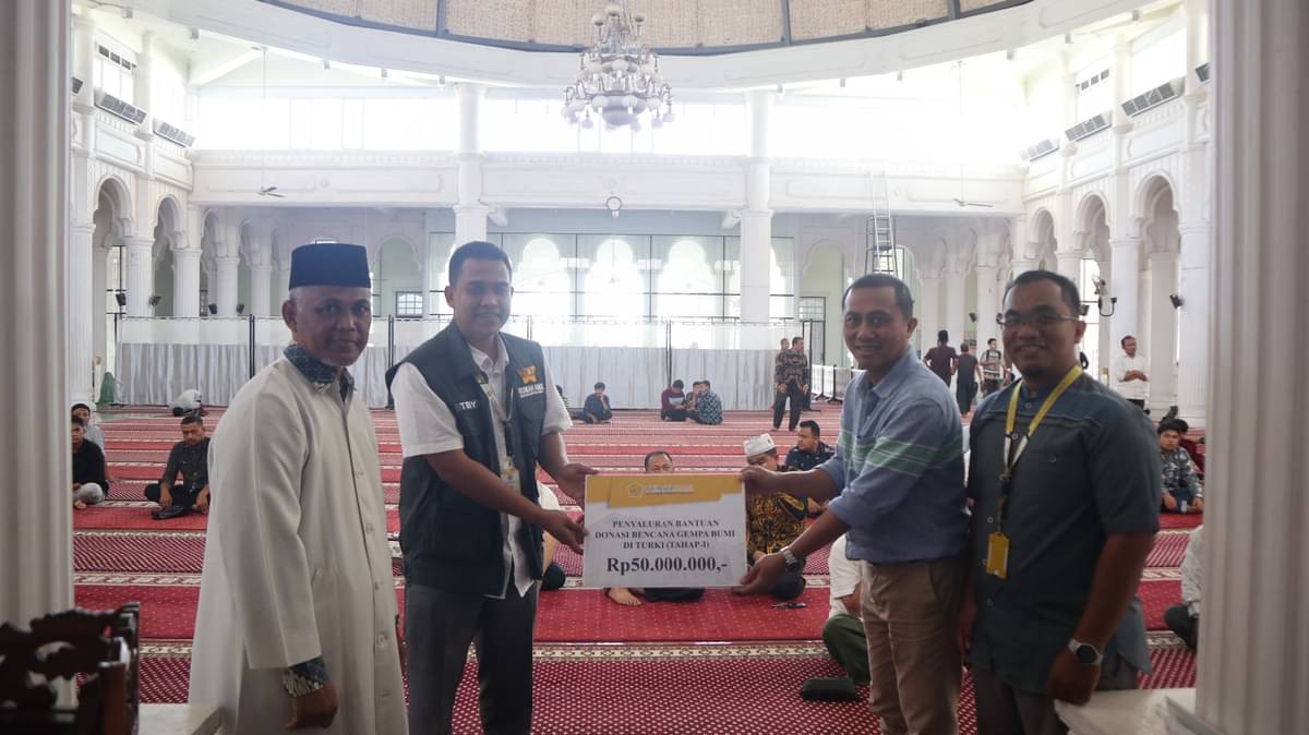 Wakil Rektor III USK, Prof. Dr. Mustanir, M.Sc, menyerahkan bantuan secara simbolis untuk korban gempa bumi Turki melalui Direktur Rumah Ama