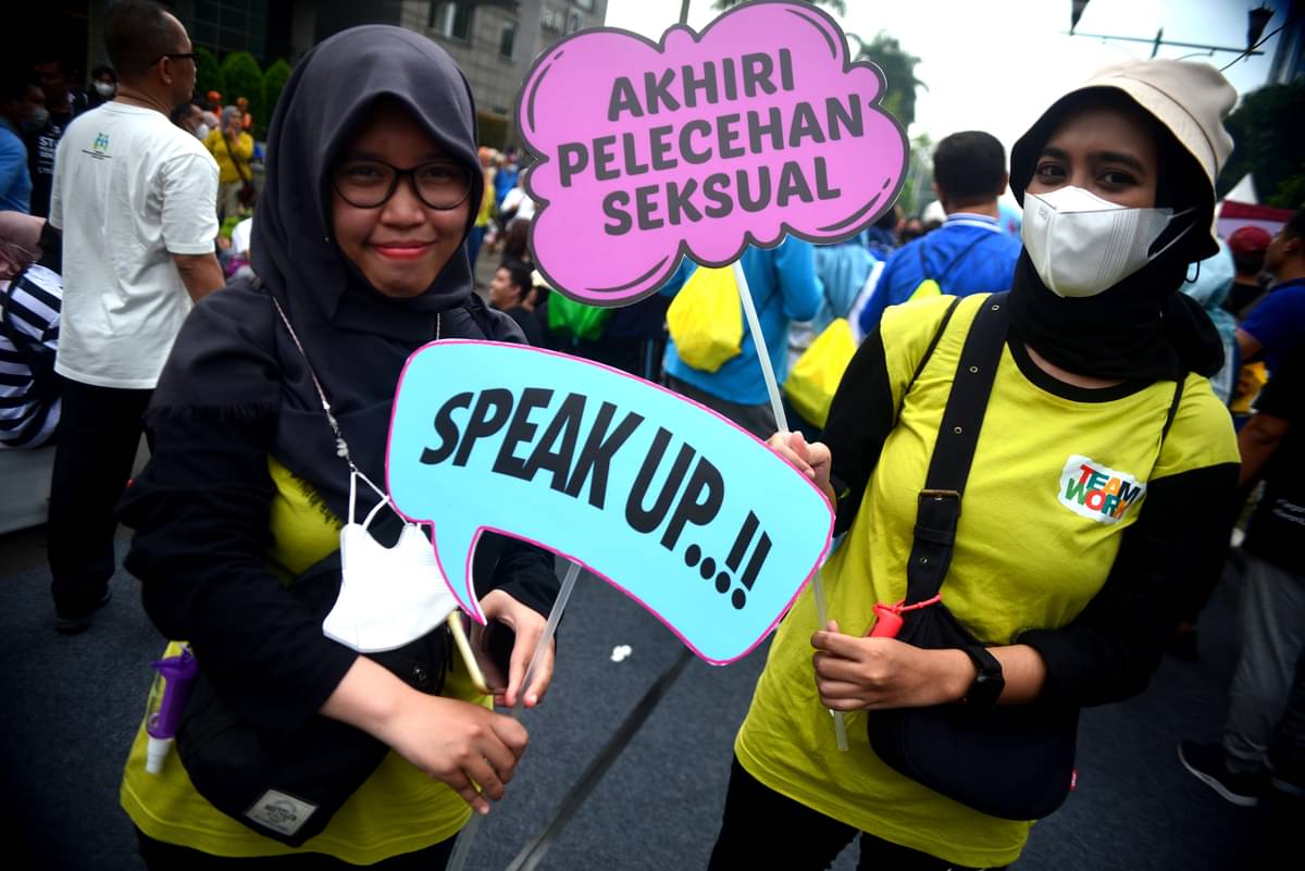 Masyarakat melakukan aksi protes terkait kasus kekerasan seksual.