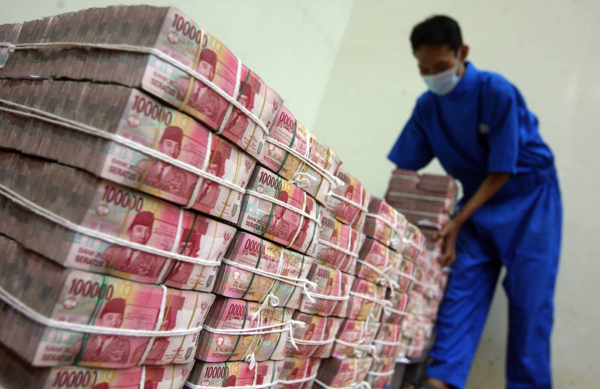  Seorang petugas menata tumpukan uang kertas di ruang Cash Center BNI di Gedung BNI di Jakarta, Senin (15/8