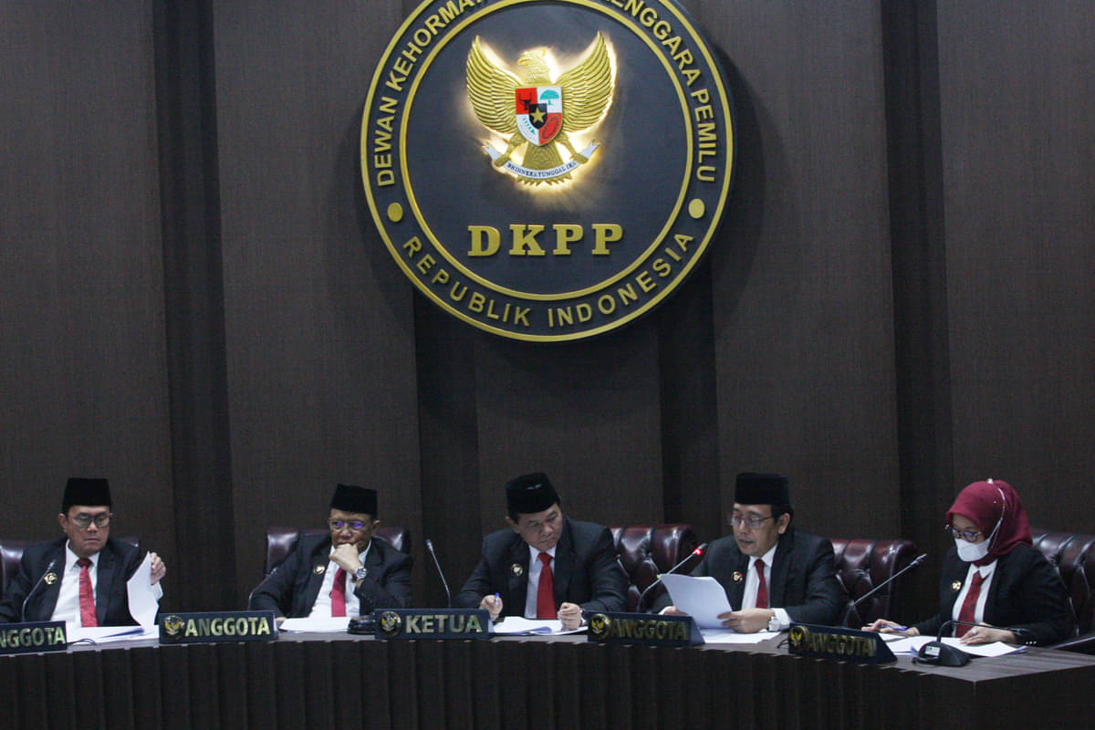 Sidang kode etik penyelenggaraan pemilu di kantor DKPP, Jakarta, Kamis (30/3).