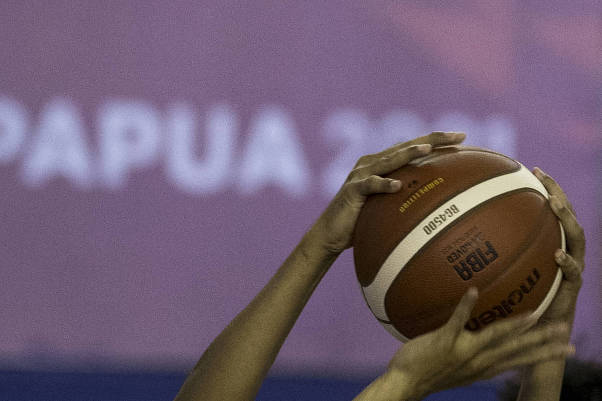 Tangan pebasket putra Jawa tengah berebut bola dengan pebasket putra Jawa Barat pada pertandingan Basket Putra 5x5 PON 2020. 