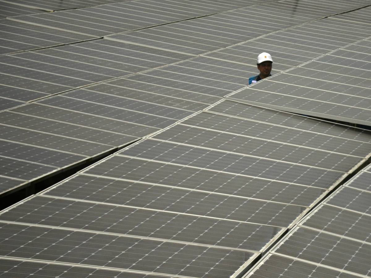 Petugas PLN mengecek panel pembangkit listrik tenaga surya (PLTS) di Pulau Kodingareng, Kecamatan Sangkarrang, Makassar, Sulawesi Selatan.