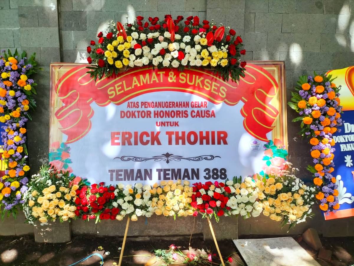 Salah satu karangan bunga ucapan selamat kepada Erick Thohir atas pemberian kehormatan Doktor dari Universitas Brawijaya, Malang, Jatim.