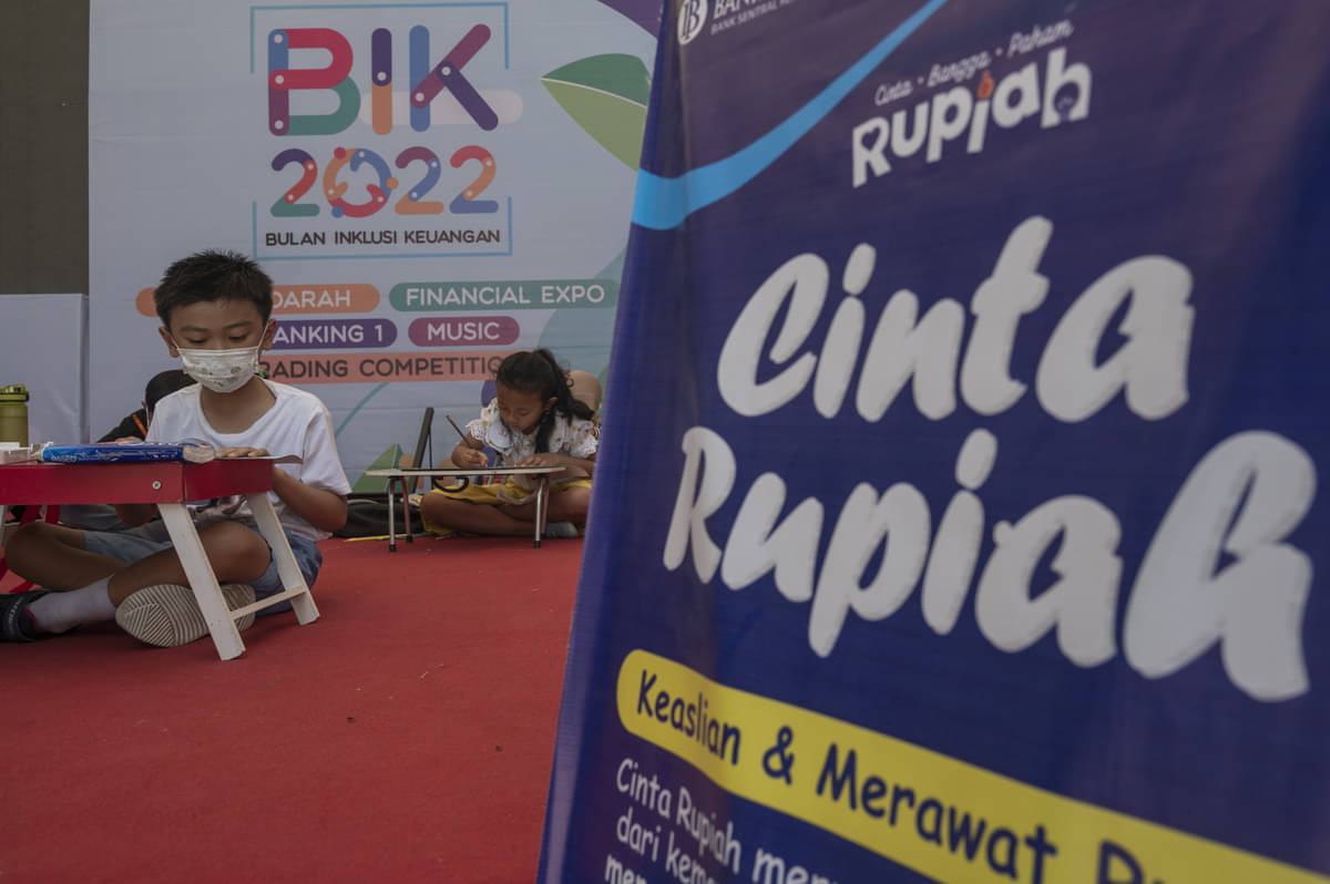 Sejumlah anak mengikuti lomba mewarnai gambar bertema Inklusi Keuangan di Taman GOR, Palu, Sulawesi Tengah, Sabtu (29/10/2022). 