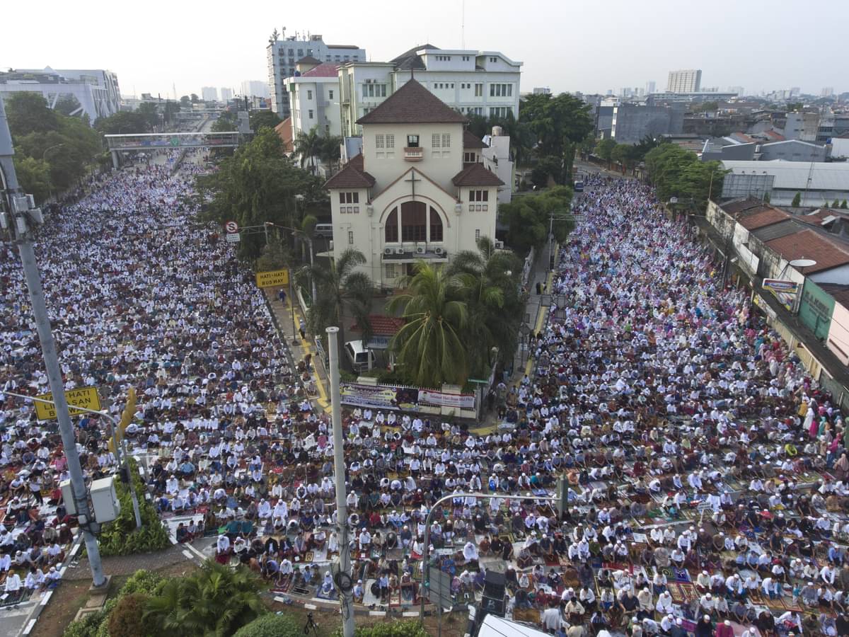 Ribuan umat Islam melaksanakan salat Idulfitri di kawasan Jatinegara, Jakarta.