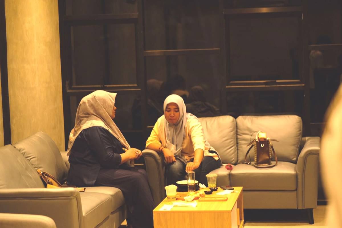 Pengunjung menikmati suasana Sikay Coffee di Kota Depok dengan mengadaptasi desain bangunan Scandinavian Eropa.