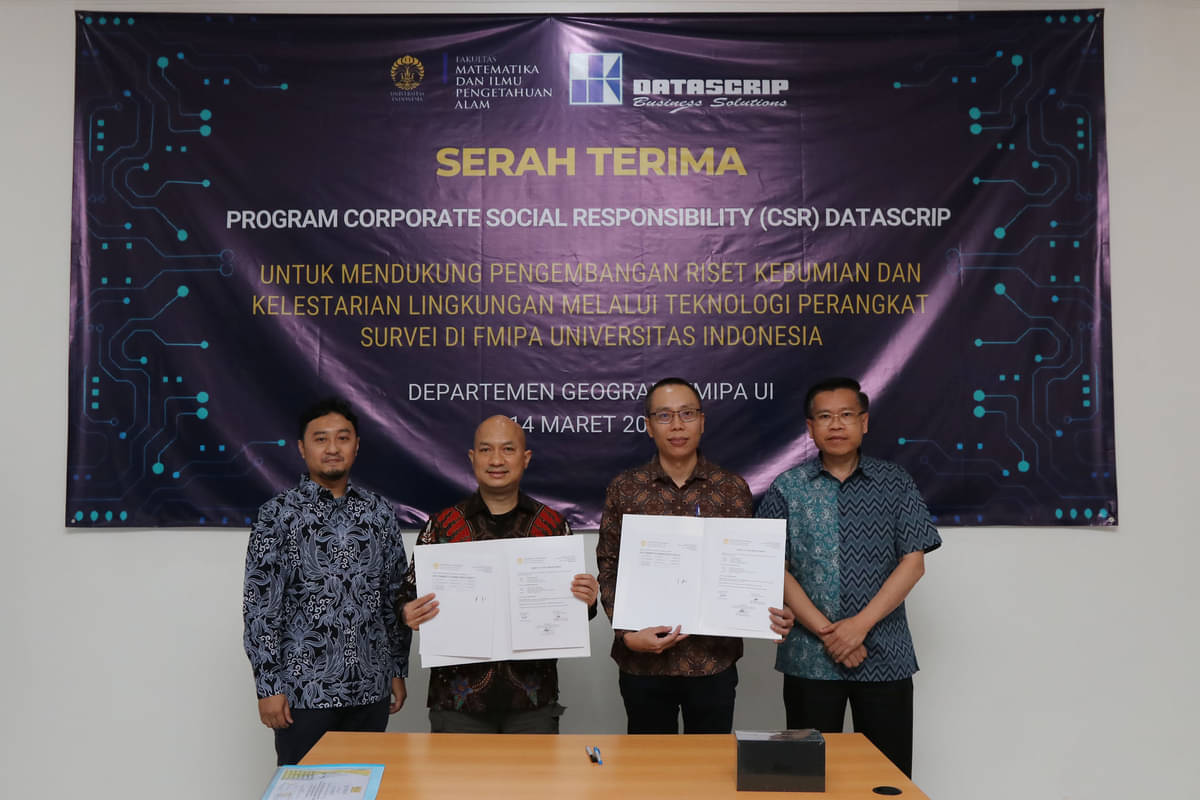 Seremoni penyerahan perangkat survei dari Datascrip kepada FMIPA Universitas Indonesia.