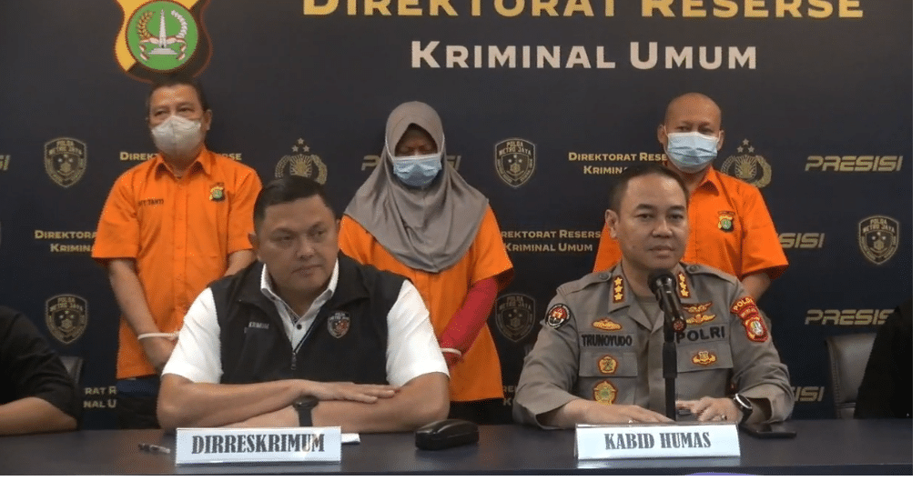 Polda Metro Jaya merilis tiga tersangka penipuan umrah PT Naila Syafaah, Kamis (30/3).
