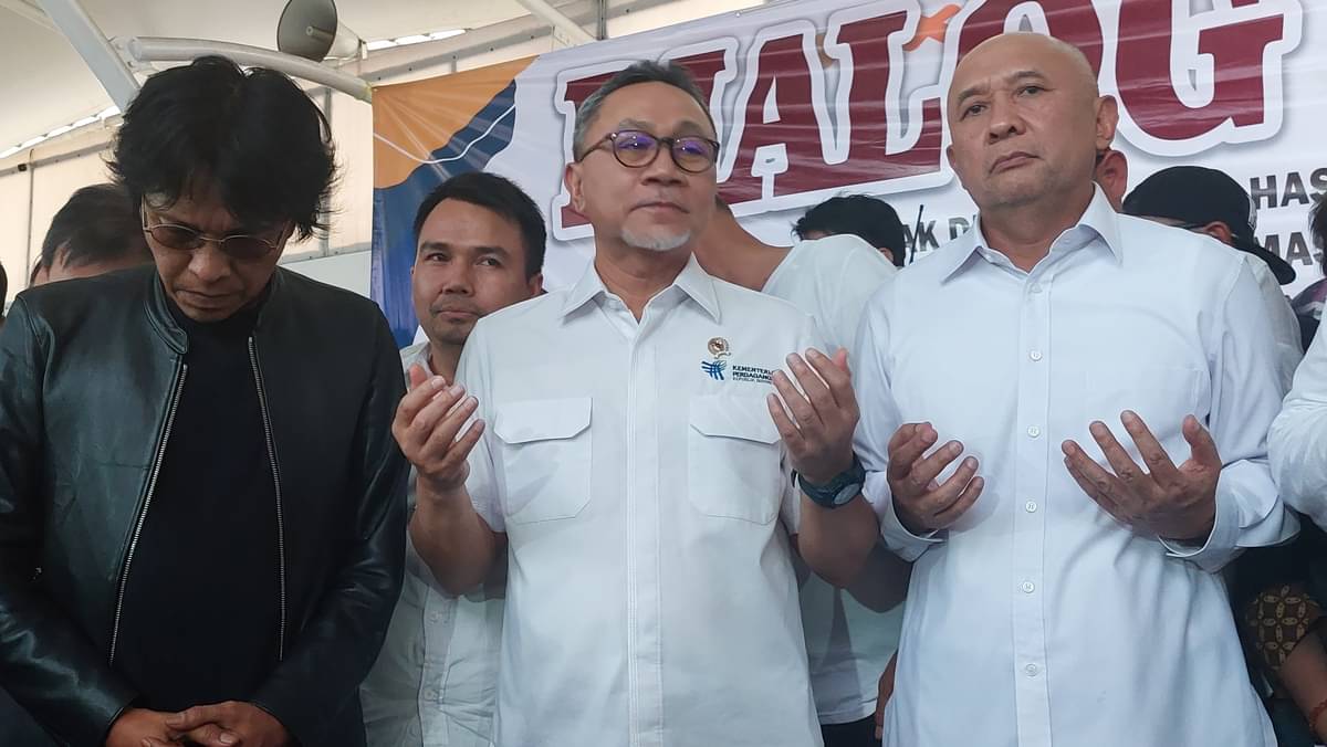 Mendag Zulkifli Hasan (tengah) dan Menkop UKM Teten Masduki (kanan) berdiskusi dengan perwakilan pedagang pakaian impor bekas di Senen.