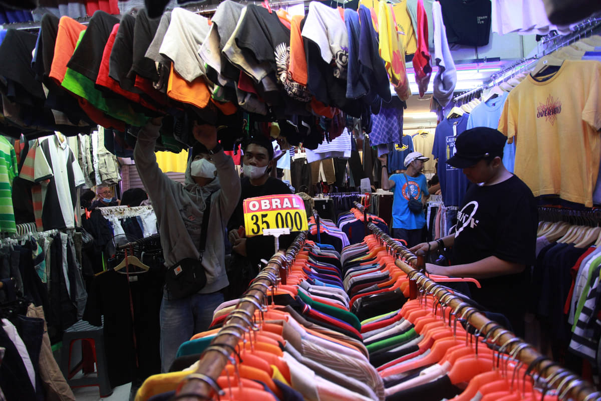Calon pembeli memilih pakaian bekas yang dijual di salah satu toko di Pasar Senen, Jakarta.